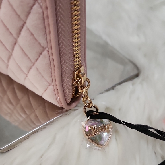 🔹️Juicy Couture  Pink Diamond Tied with A Bow Quilted Velour Zip Around Wallet - Picture 8 of 16